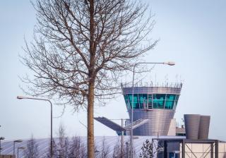 Puu ja lennonjohtotorni