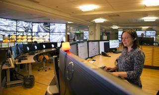 Petra Latvasalo tieliikennekeskuksessa monitorin ääressä valvomassa tieliikenteen sujuvuutta.