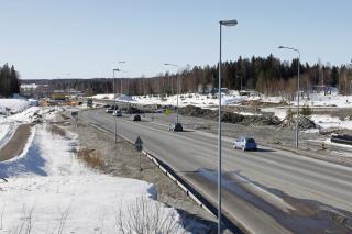 Jonoutuvaa tieliikennettä Etelä-Suomen valtaväylältä helmikuussa. 