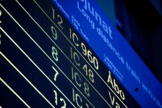 Lähikuva rautatieaseman infotaulusta