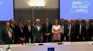 DTF allekirjoitustilaisuuden potretti, jossa 14 yhteistyökumppania.