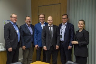 Ryhmäkuvassa henkilöitä allianssisopimuksen allekirjoitustilaisuudessa