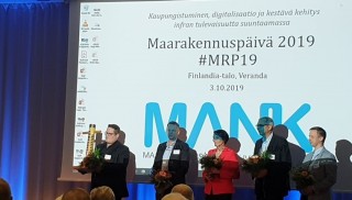 Iso Tömpän palkintojenjakotilaisuus, jossa viisi palkittua vastaanottaa palkintoa.