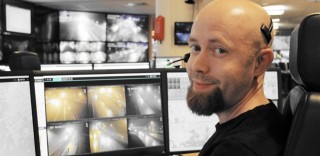 Päivystäjä Ville Varjonen tieliikennekeskuksessa töissään.