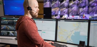 Päivystäjä seuraamassa näytöltä liikennettä tieliikennekeskuksessa