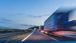 Rekkaliikennettä valtatiellä