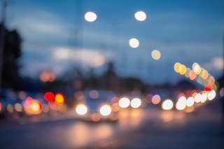 Autojen valoja kaupunkiliikenteessä vesisateessa