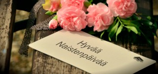hyvää naistenpäivää kortti ja kukkia