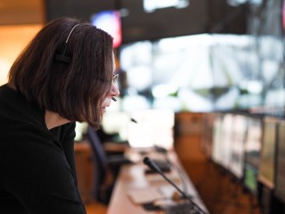 Fintrafficin tieliikennekeskuksen päivystäjän sivuprofiili ja näyttöjä