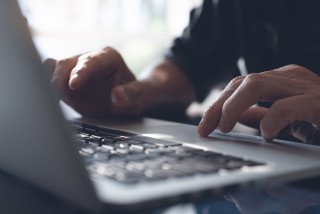 Kädet ja tietokone kuvituskuva