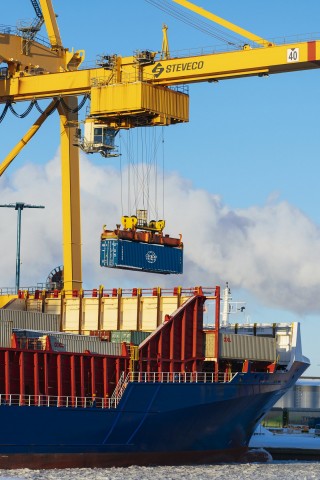 Laiva satamassa lastauksessa