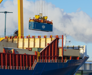 Alus ankkuroituna satamaan, menossa lastaus