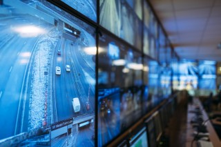 Talviliikennettä maantiellä monitorilla