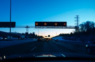 Maantieliikennettä ja vaihtuvat nopeusrajoitusmerkit