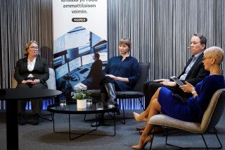 Pirjo Venäläinen, Saara Reinimäki, Janne Lautanala ja hostimme Baba Lybeck