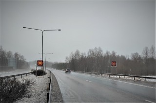 Maantieliikennettä ja vaihtuvat nopeusrajoitusmerkit