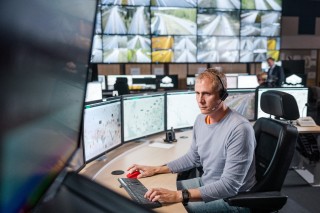 Liikenneoperaattori päätteellä tieliikennekeskuksen salissa