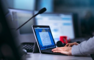 Tietokoneen näyttö ja kädet