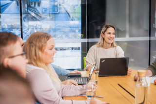 työntekijät pöydän ääressä