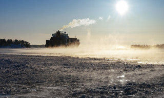 Laiva höyryvän meren laineilla. Kuvituskuva