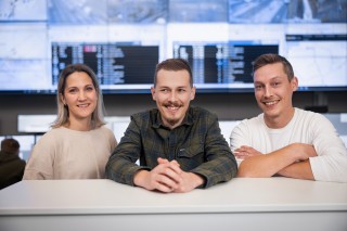 henkilstöä kaksi miestä ja nainen