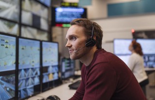 Liikenneoperaattori päätteellä tieliikennekeskuksen salissa