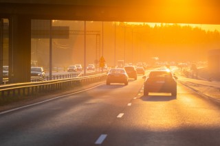 henkilöautoja maantiellä