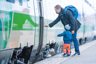 Matkustajat nousemassa junaan