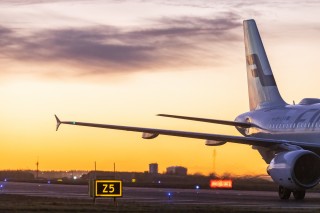 Lentokoneen pyrstö rullaustiellä