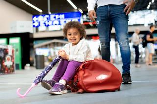 lapsi juna-asemalla odottamassa