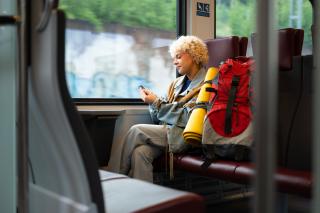 nuori nainen matkustaa junalla
