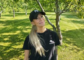 Kuvassa uutisen päähenkilö Linda kesäisessä maisemassa.