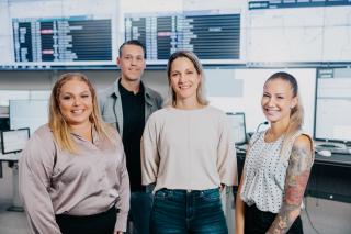 Kuvassa Fintrafficin henkilöstöä rataliikennekeskuksessa.