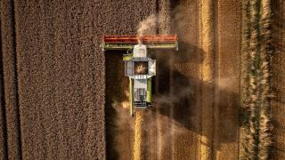 Kuvassa puimuri työssään ylhäältä päin kuvattuna.