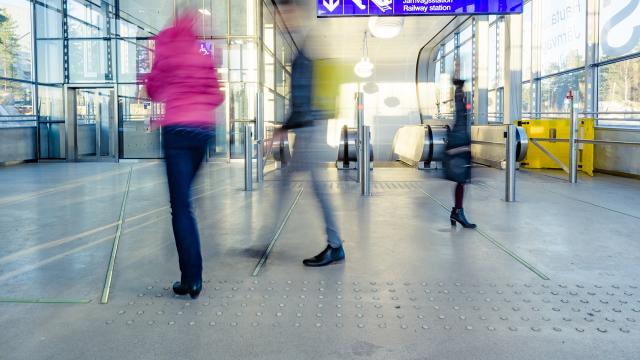 Nopeasti kulkevia ihmisiä rautatieasemalla 