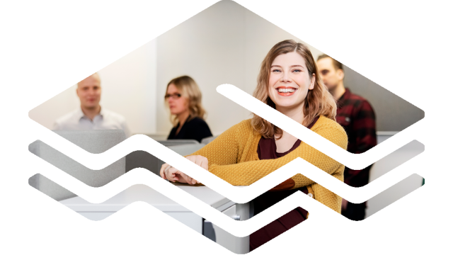 F-kirjainlogo, jonka sisällä toimistohenkilöstöä