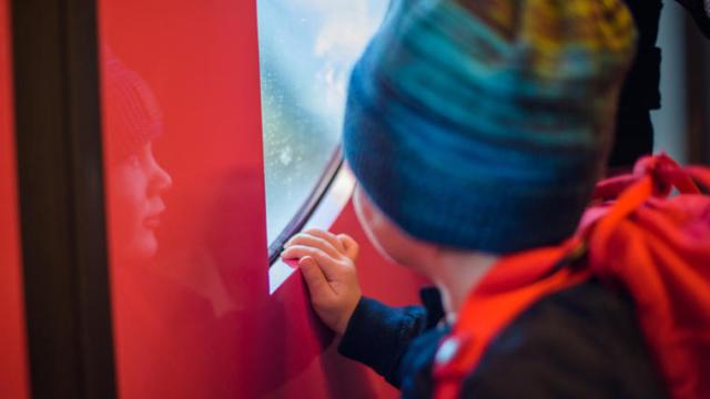 Lapsi katsoo ulos junan ovesta