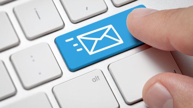 Lähikuva tietokoneen näppäimistöstä, jossa sormi painaa lähetä-painiketta